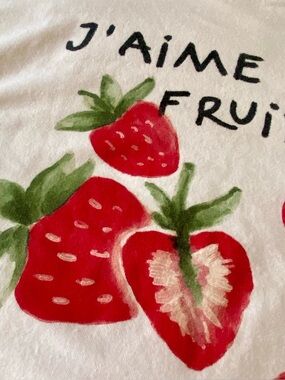 🍓Get ready for farmers market season with this beautiful tee (women’s XS)